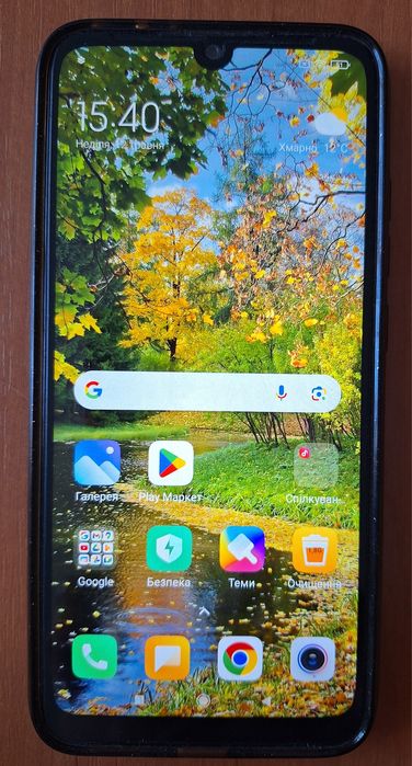 Смартфон синього кольору