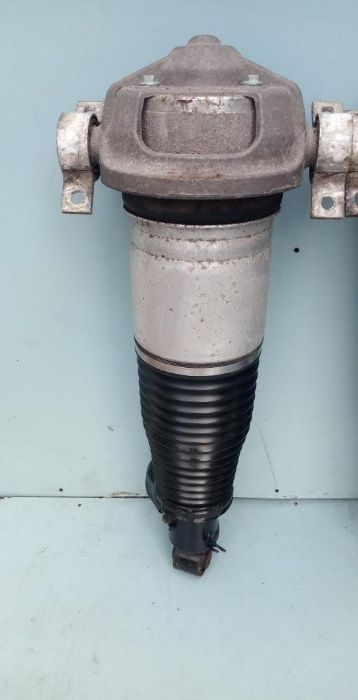 Пневмостойка задняя правая Audi Q7 2006-2015 пневмо стойка права