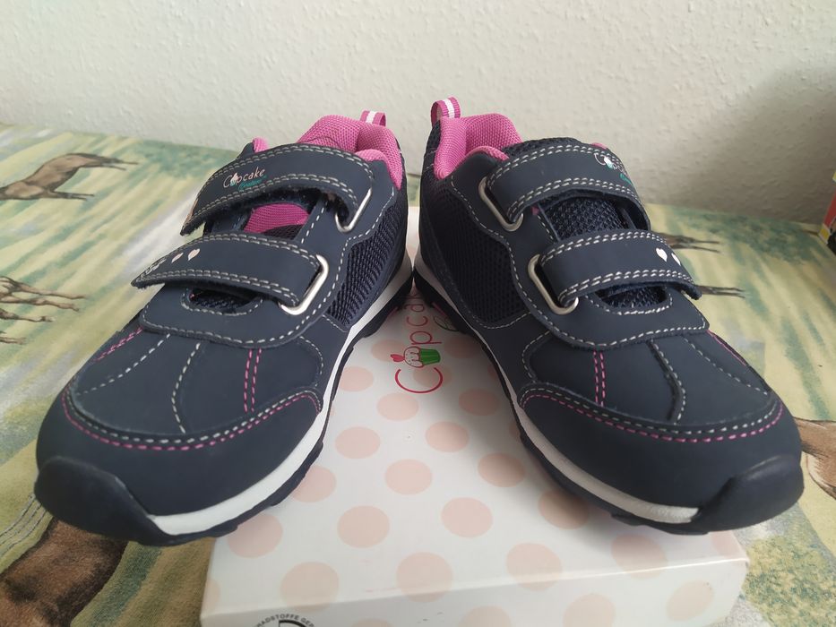 Дівчачі кросівки. Нові.