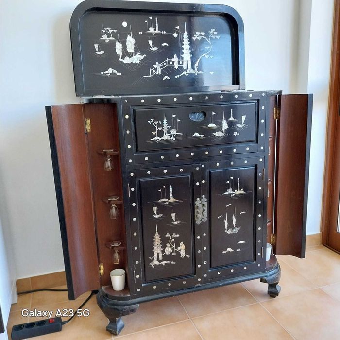 Bar pau preto com incrustações de madrepérola