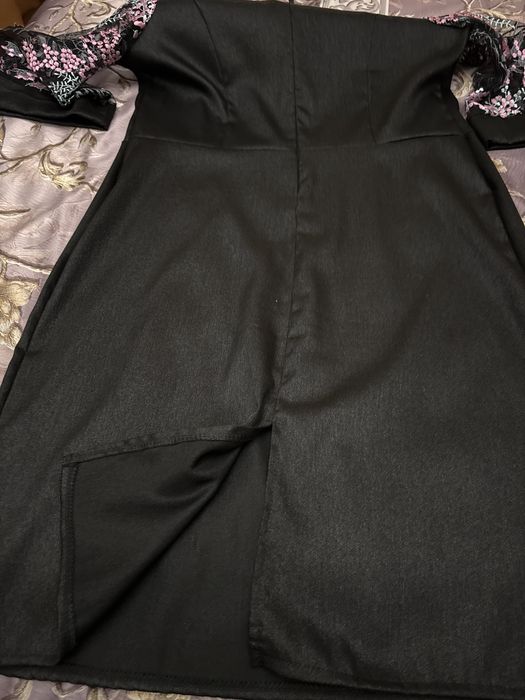 Гарне плаття з вишитими рукавами