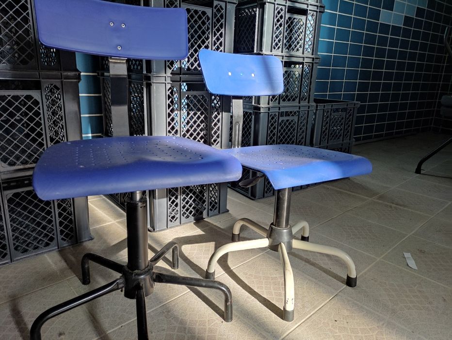 Cadeira e bancos de confecção costura