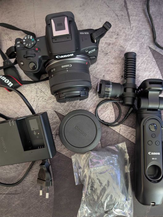 Pack Fotográfica Canon Mirrorless EOS R50 + RF-S 18-45 IS STM + Microfone Stereo + Tripé + Cartão de Memória 32 GB - Preto