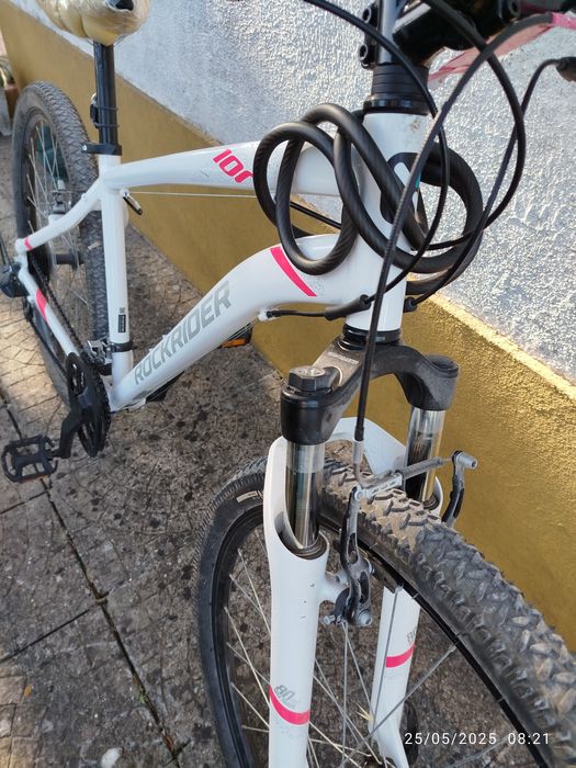 Bicicleta todo o terreno RockRider com amortecedores na roda da frente