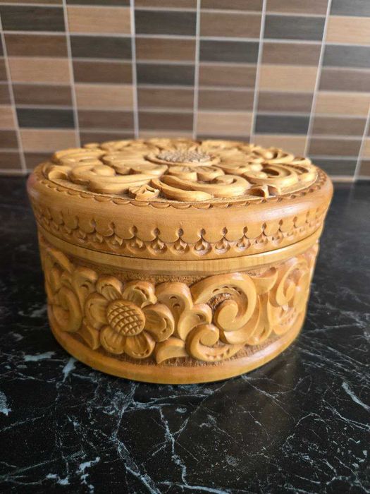 Шкатулка деревʼяна ручної роботи (ціна договірна)