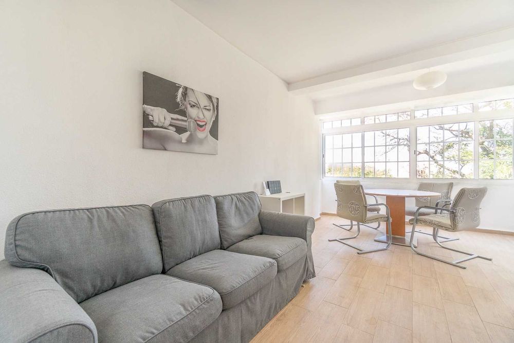 Quarto em apartamento de estudantes Nova SBE - ENTRADA IMEDIATA