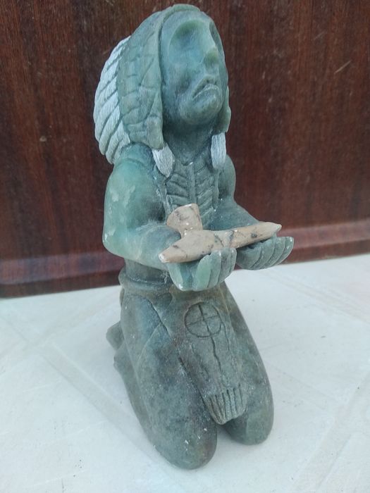 Estatueta de índio antiga em pedra e totem de indios antigo em madeira