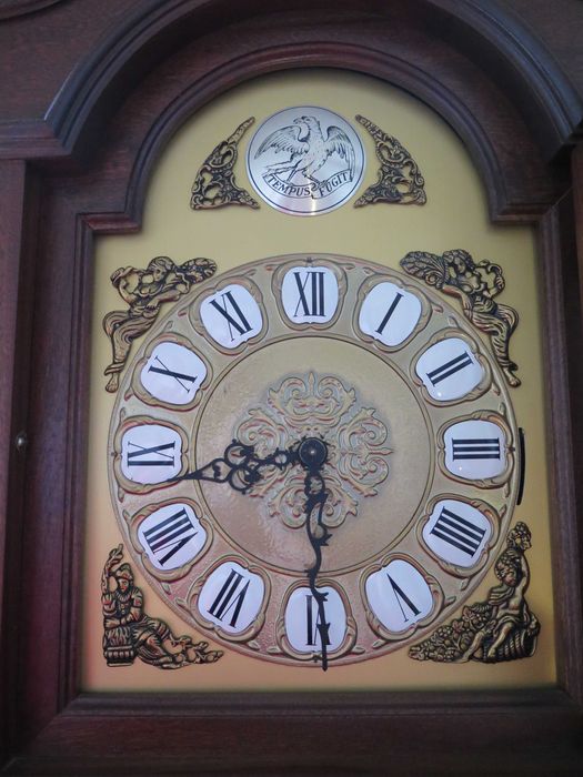 Relógio de pé alto e pêndulo, marca Tempus Fugit