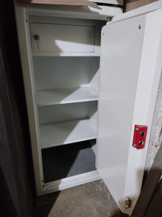 Продаю б.у сейф (93 см)