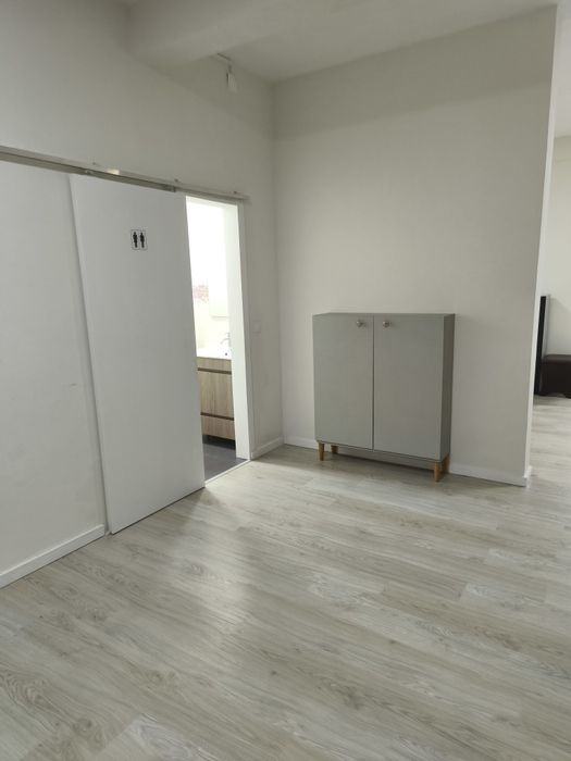 Loja/escritório, em Valadares, para arrendar 128m2 com WC e sala de re