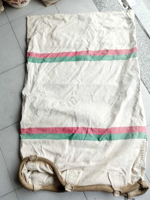Dois sacos dos correios e um saco militar