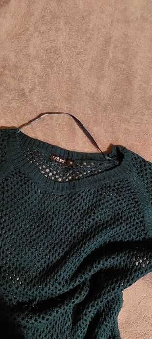 Sweter w dziurki