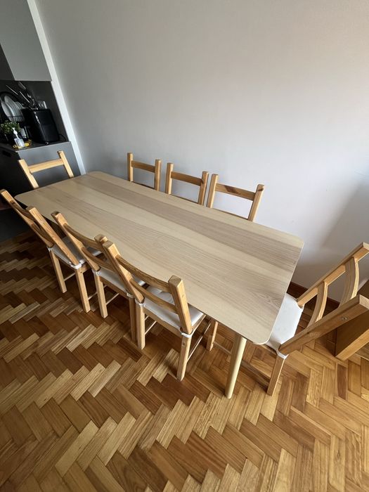 Mesa de Jantar + 8 Cadeiras em Madeira – Excelente Estado
