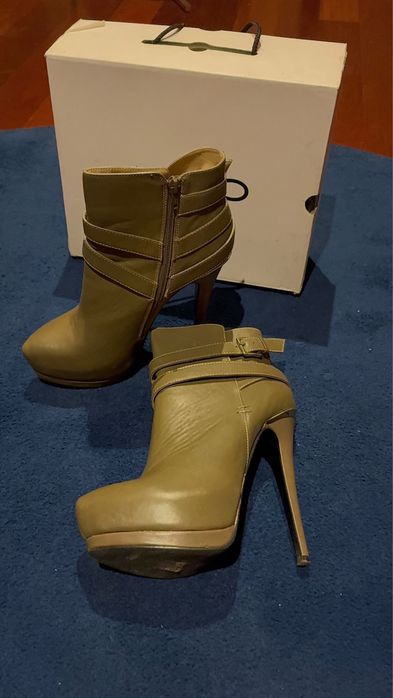 Botim Aldo, usado uma vez. Cor caqui