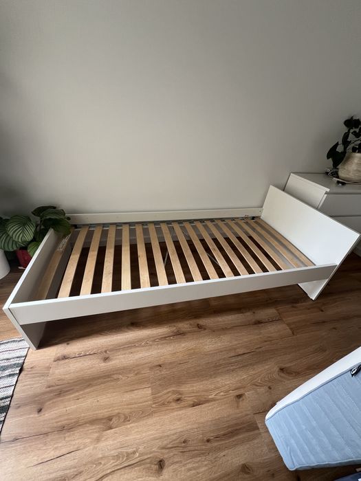 Cama ikeia com estrado e colchão