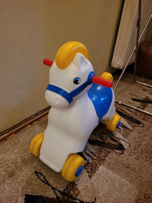 Koń do odpychania na kółkach