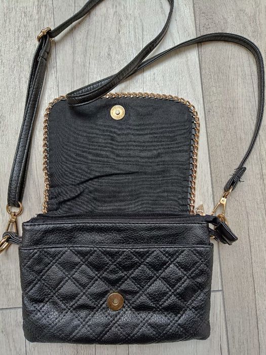 Mała, czarna torebka damska na ramię, pikowana kopertówka, Mohito