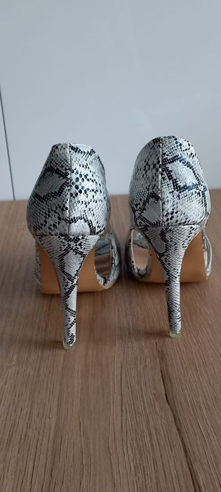 Szpilki 38 wężowa skórka 24 cm