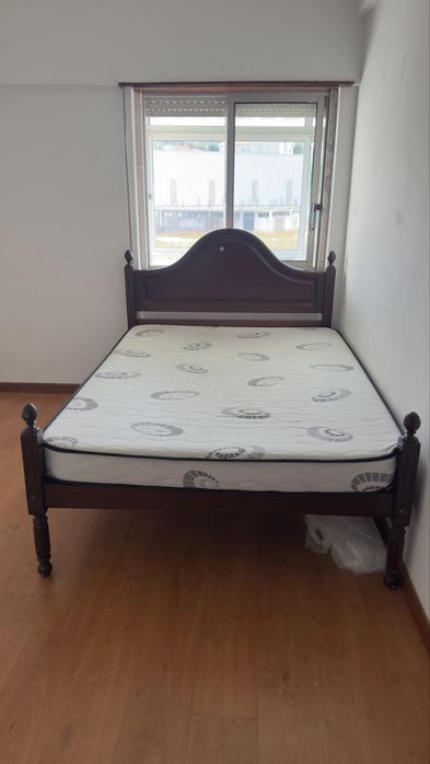 Cama de madeira com colchão incluso