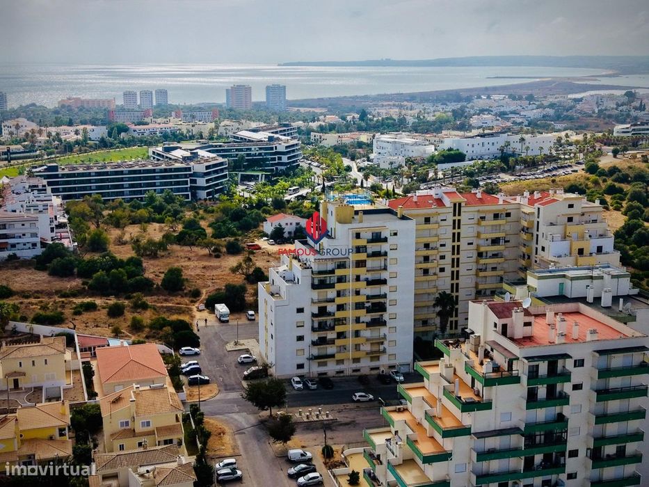 T1 com cozinha totalmente equipada, 2 elevadores e varanda fechada...