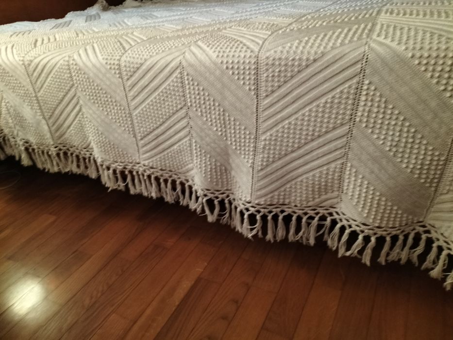 Colcha de cama bordada a mão