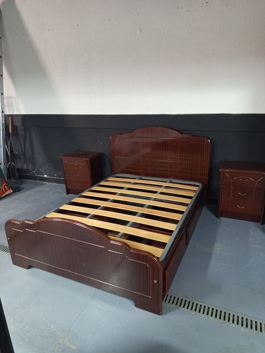 Cama mais 2 mesas de cabeceira em mogno