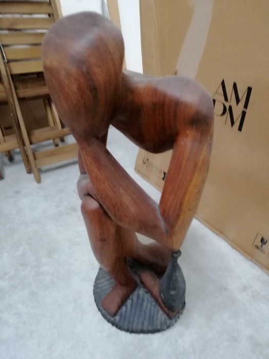Estatueta de madeira o pensador