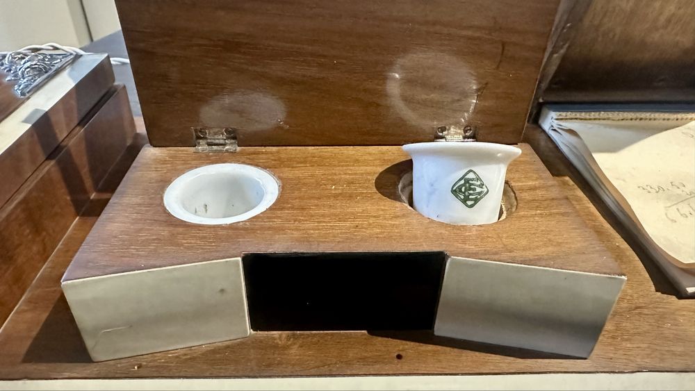 Escritorio antigo em madeira com simbolo monarquia portuguesa em prata