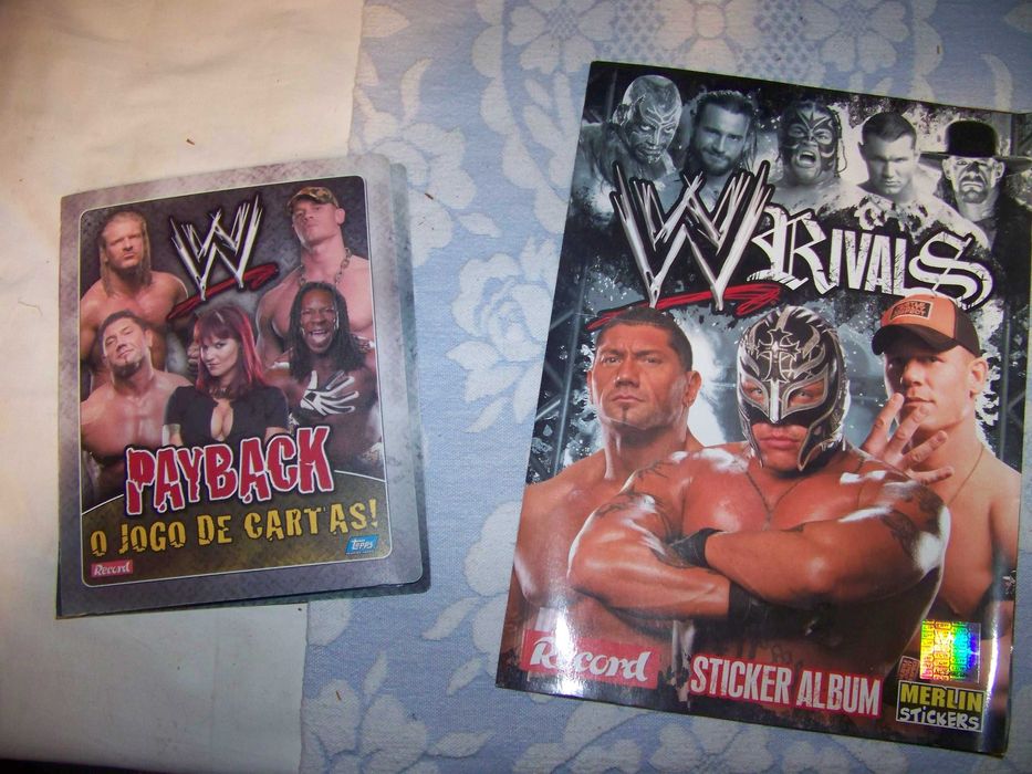 coleções de wrestling - caderneta Wrivals e jogo de cartas payback