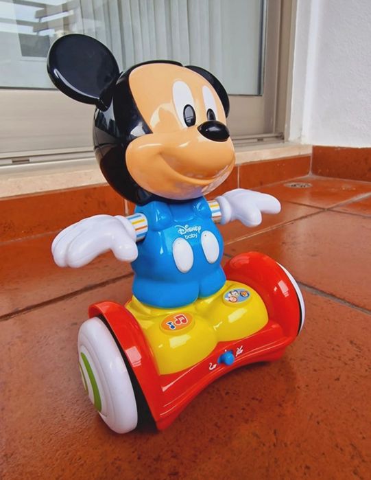Mickey baby que anda e gira