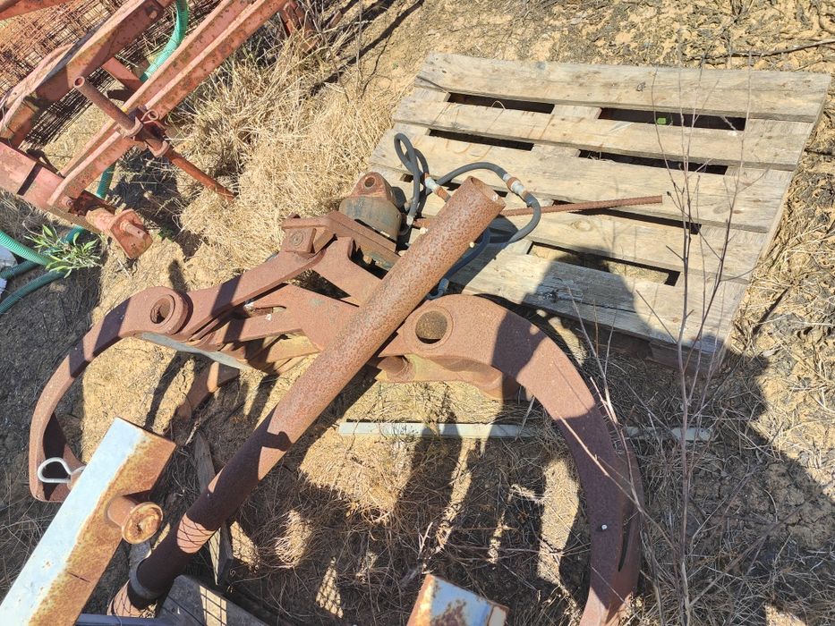 Reboque florestal com grua