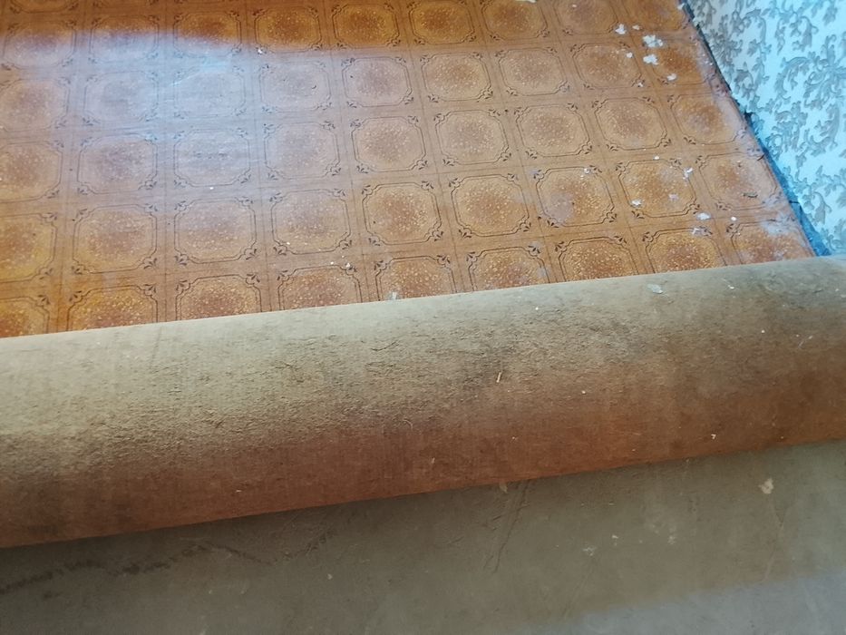 Продам линолеум , три куска на 11 кв,м.