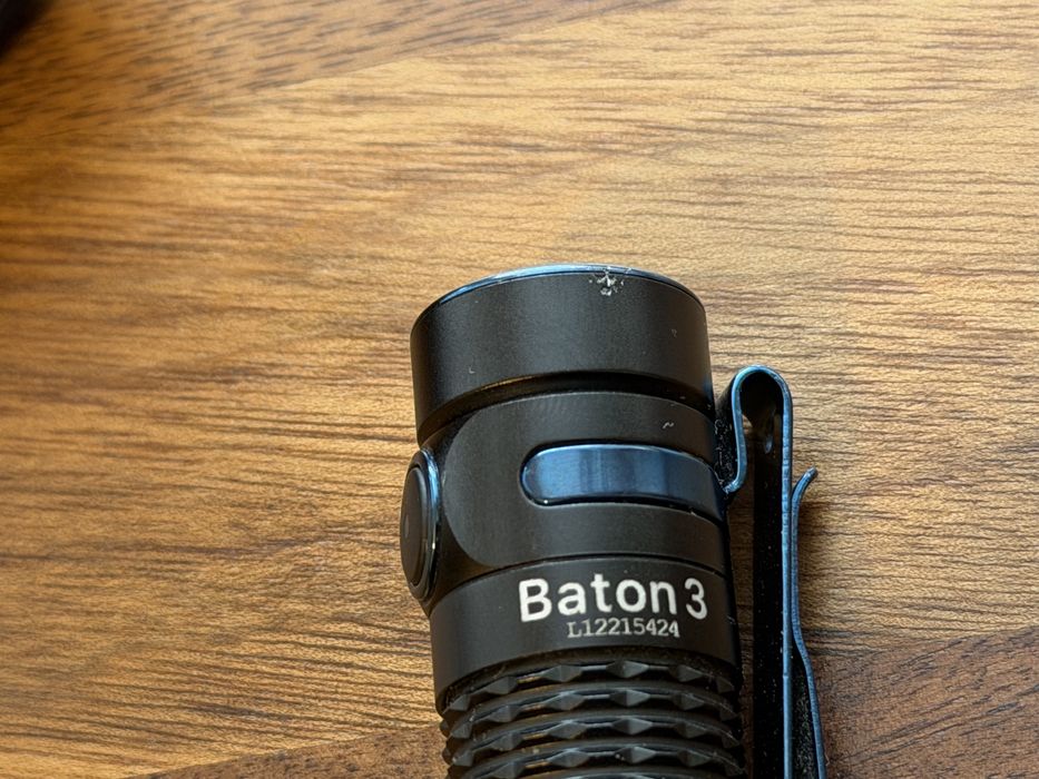 Olight Baton 3 z etui ładującym latarka + ładowarka
