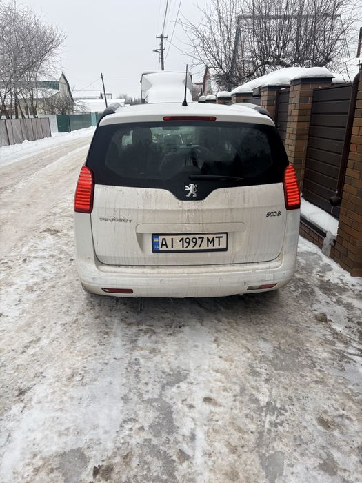 Peugeot 5008 2011 року