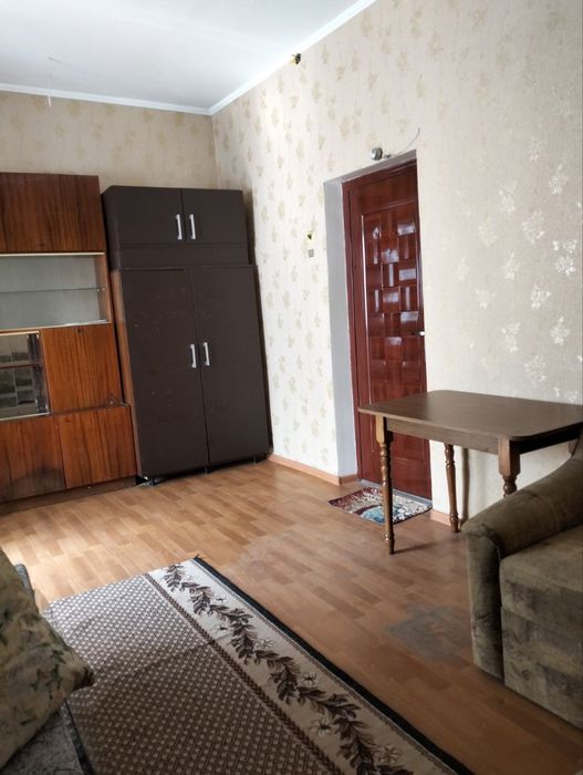 Продам комнату с балконом в центре 9500