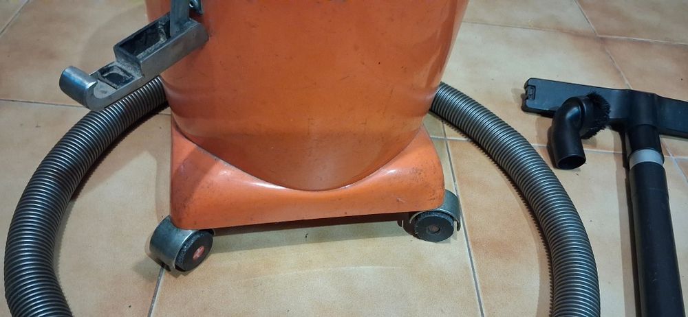 Aspirador de pó e líquidos  a funcionar bem