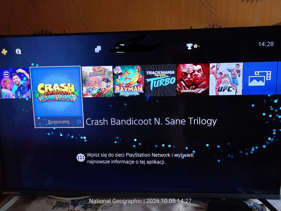 PlayStation 4 z padem i grami
