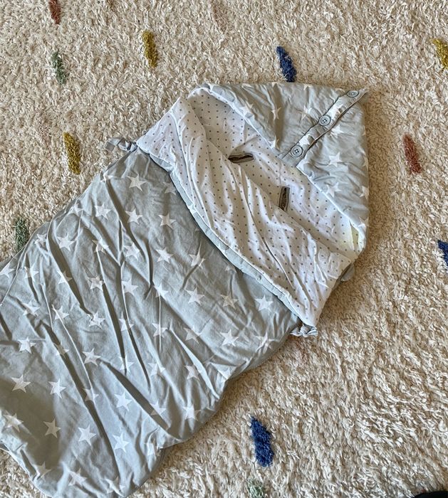 Saco de dormir com aberturas para carrinho de bebé