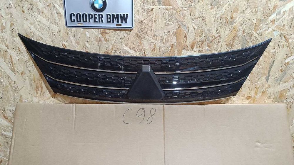 Передний бампер, решітка радіатора Mitsubishi Outlander 2022+