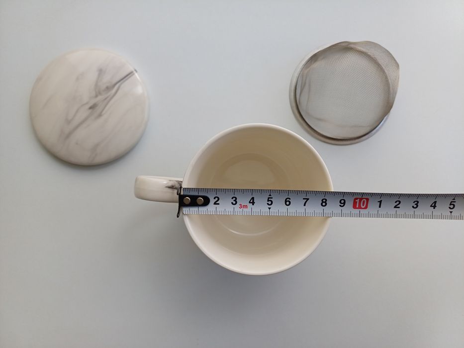 Caneca de cerâmica branca com tampa e coador integrados