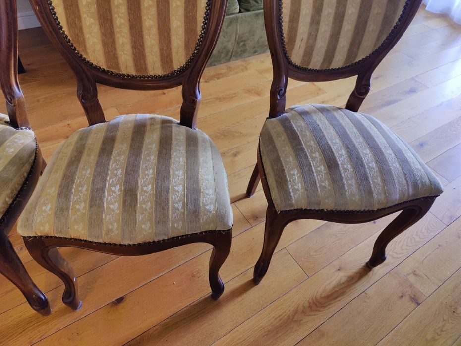 Krzesła drewniane medaliony.