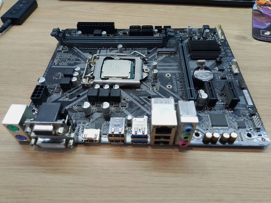 Комплект материнська плата GIGABYTE H310M S2H + процесор і3-8100