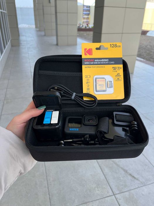 Екшн-камера GoPro Hero 11 з зарядною станцією