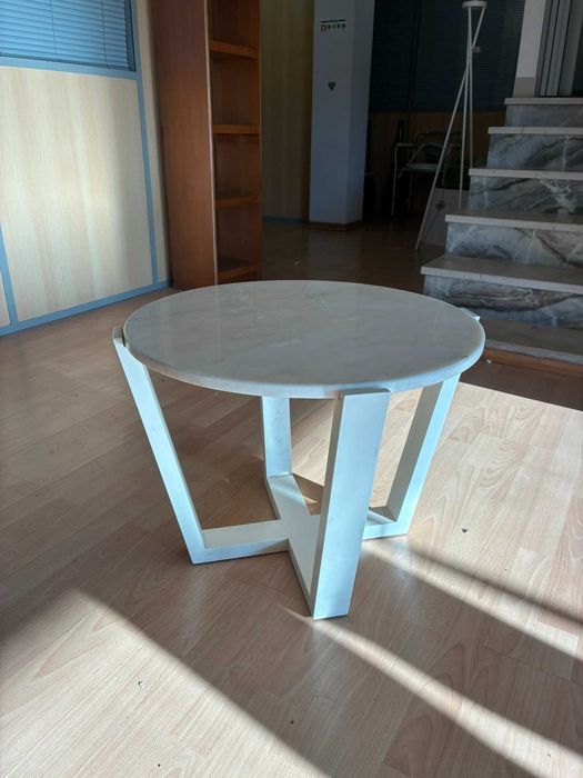 mesa de centro redonda, com pedra mármore