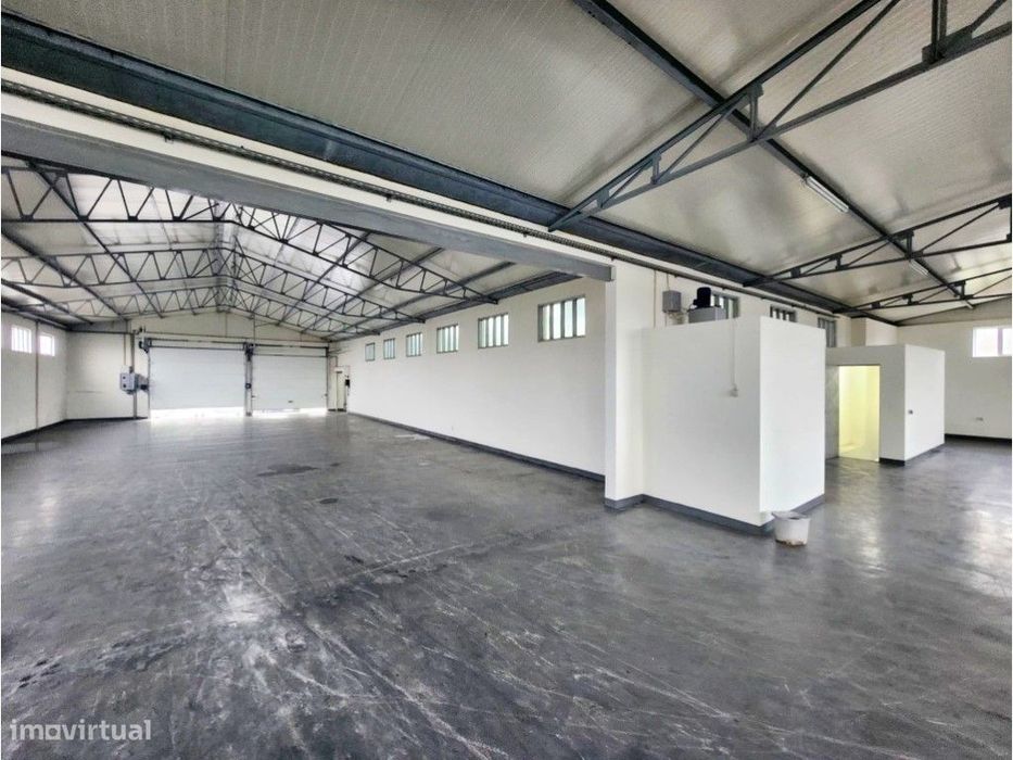 Armazém Renovado com Excelentes Acessos