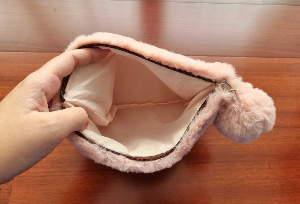 Bolsa pequena em pelinho rosa com pompom - nunca usada