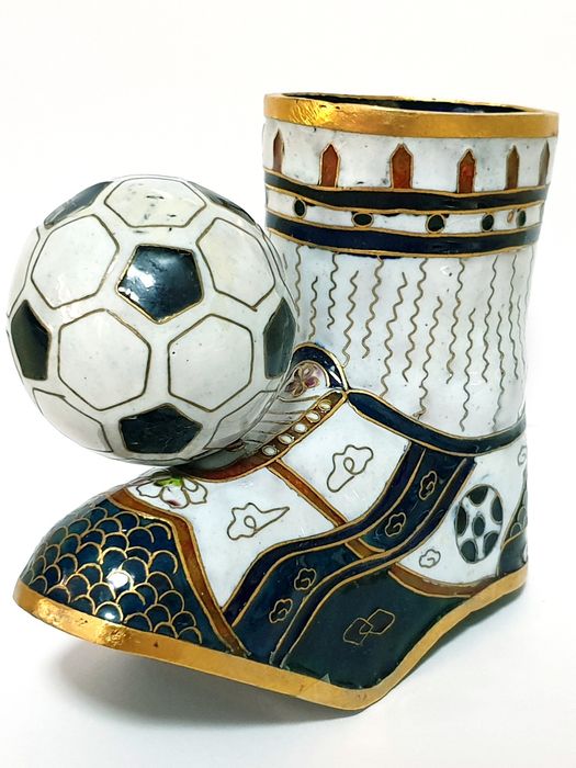 Jarra em forma de bota e bola de futebol em cloisonné
