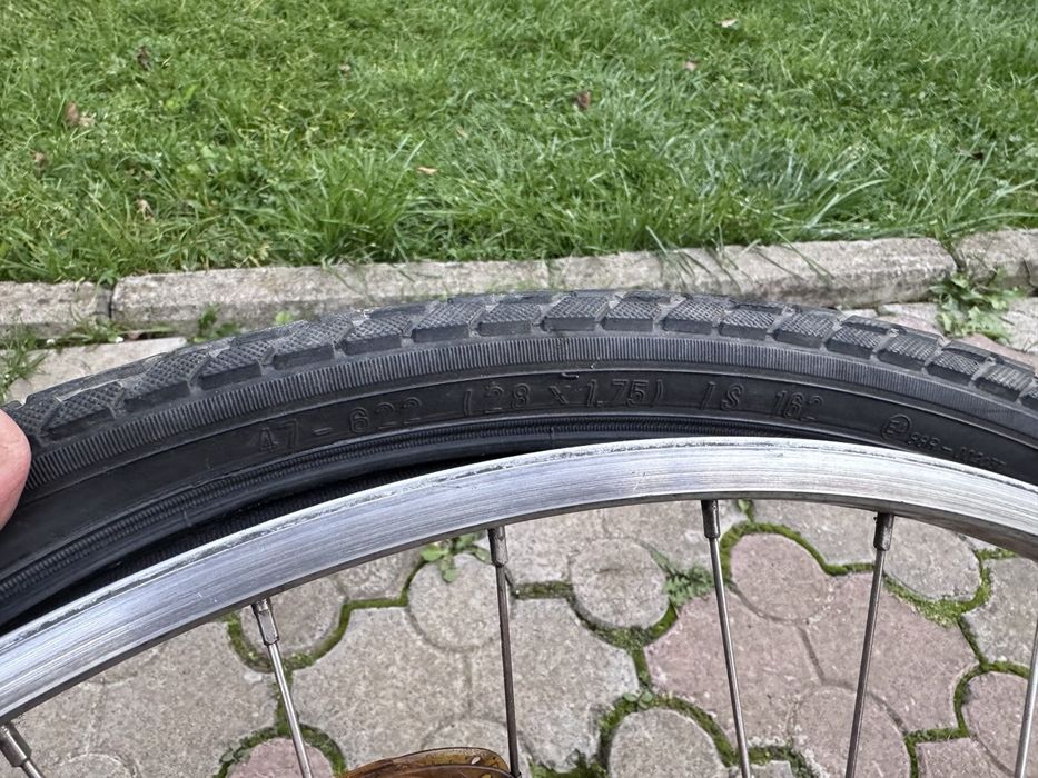 Колесо с покришкою на 28