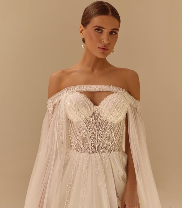 Весільна сукня з кейпом