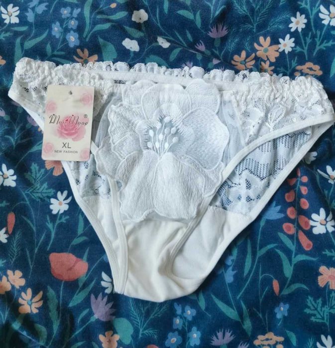 Białe majtki koronkowe z motywem kwiatów